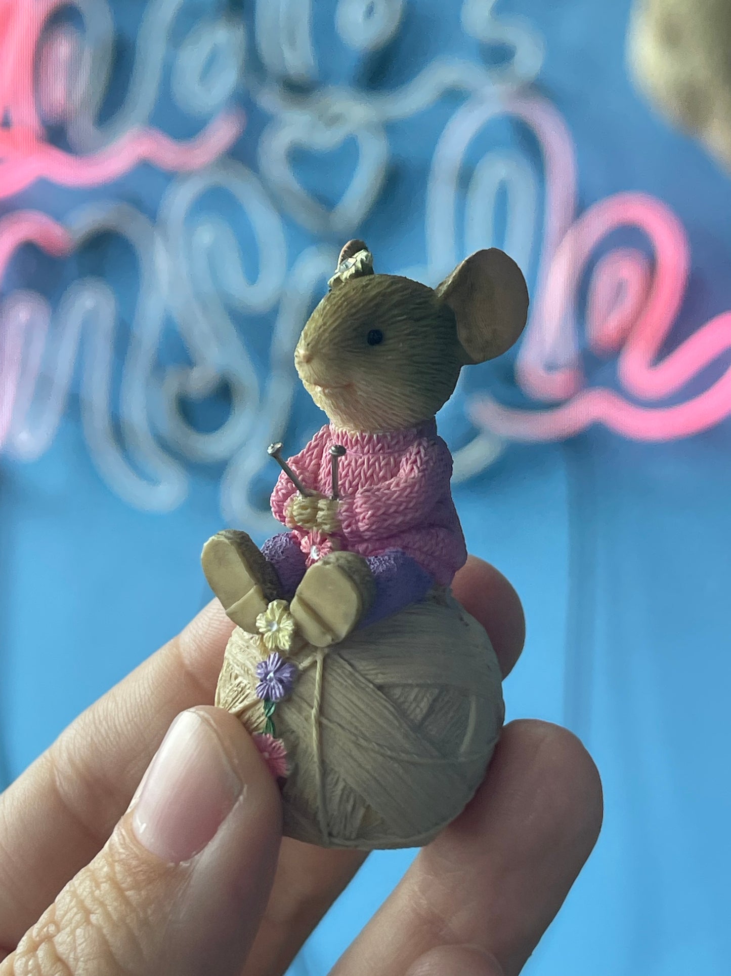Knitting friend mouse figurine
